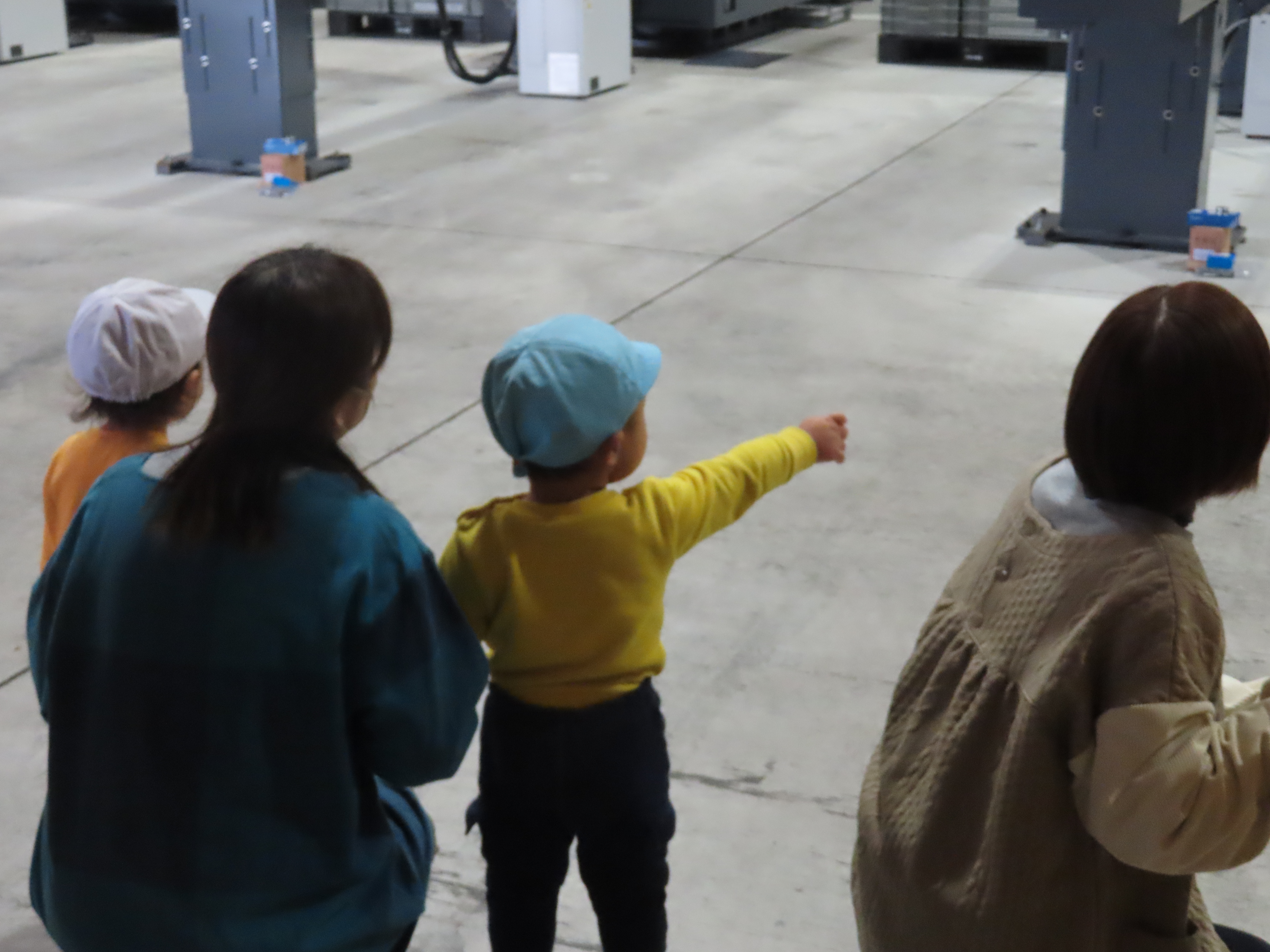 萩市須佐保育園の園児たちが工場見学に来られました。